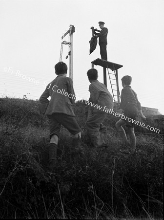 HANGING THE MAILBAG  3 CHILDREN WATCH